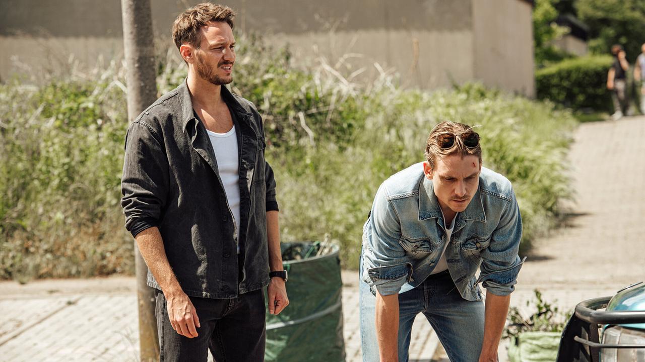 "Tatort: Die Kälte der Erde": Leo Hölzer (Vladimir Burlakov) und Adam Schürk (Daniel Sträßer) stellen starke Schäden an einem Auto fest.