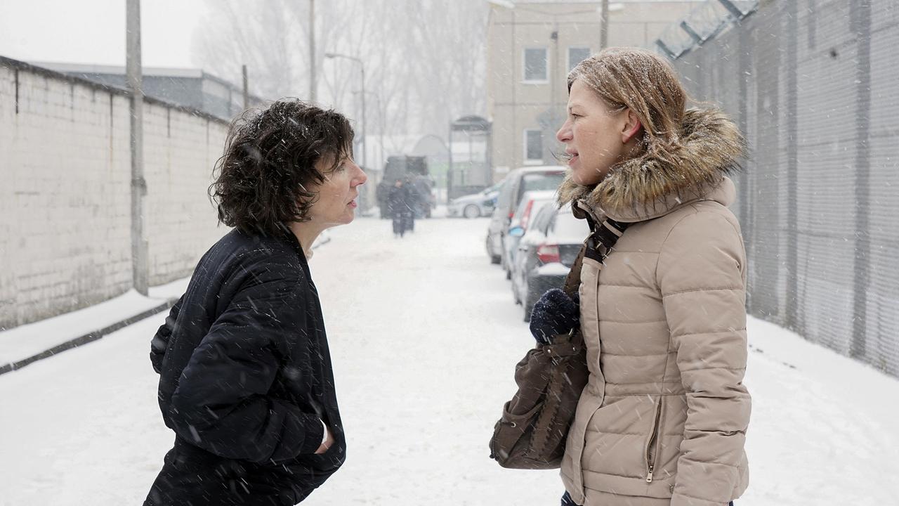 "Tatort: Die Kalten und die Toten": Nina Rubin (Meret Becker) passt Vitos Mutter Doris (Jule Böwe) nach dem Besuch ihres Sohnes in der U-Haft ab, um sie zu Vito zu befragen.