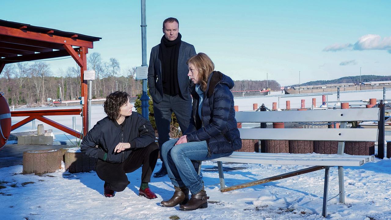 "Tatort: Die Kalten und die Toten": Nina Rubin (Meret Becker) und Robert Karow (Mark Waschke) befragen Vitos Mutter Doris (Jule Böwe) bei der Tauchschule.