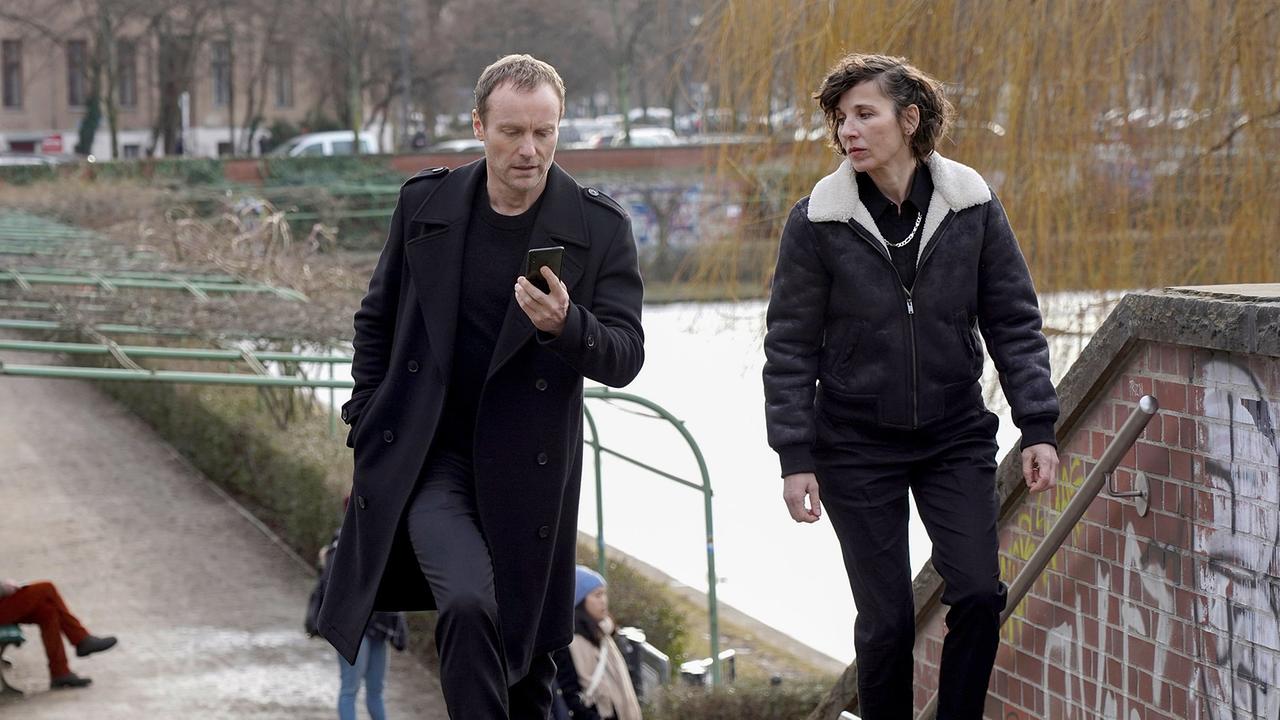 "Tatort: Die Kalten und die Toten": Rubin (Meret Becker) und Karow (Mark Waschke) verlassen den Tatort am Engelbecken, wo Sophia tot aufgefunden wurde.