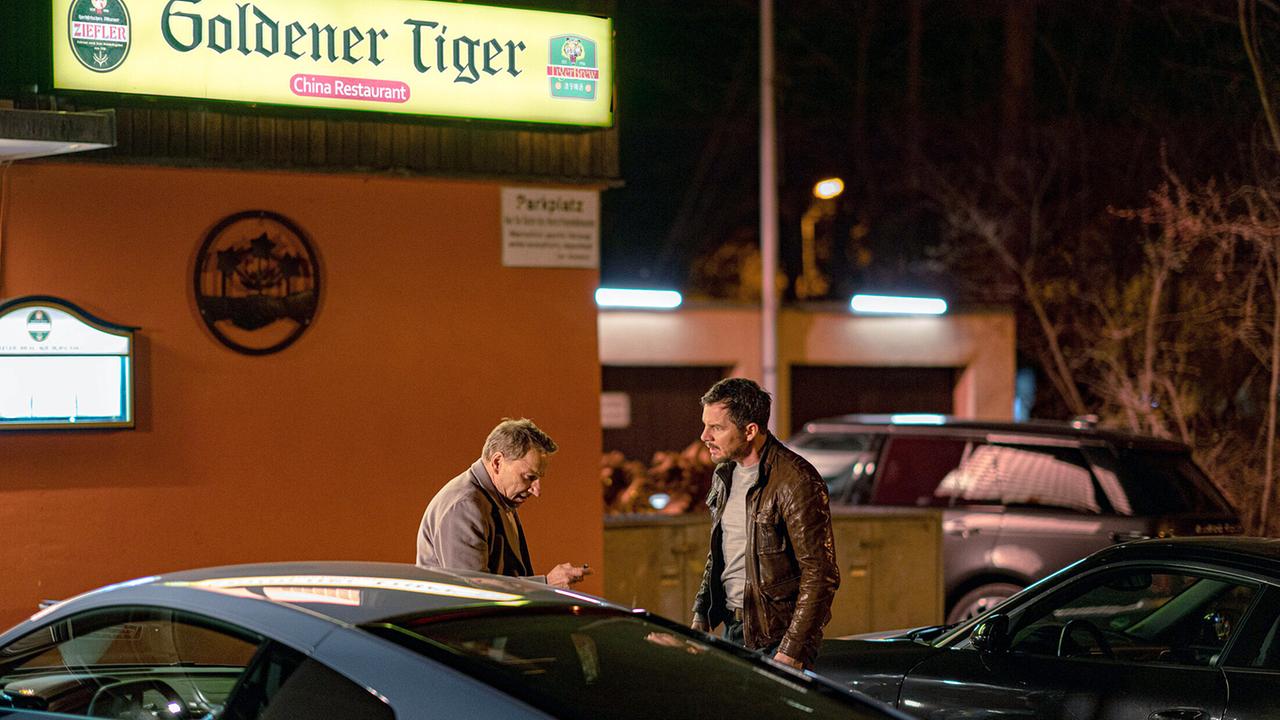 "Tatort: Die Nacht der Kommissare": Im Goldenen Tiger haben Thorsten Lannert (Richy Müller) und Sebastian Bootz (Felix Klare) eine wichtige Spur gefunden. Wenn sie nur wüssten, welche …