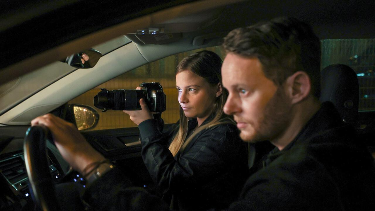 "Tatort: Donuts": Liv Moormann (Jasna Fritzi Bauer) und Robert Petersen (Patrick Güldenberg) observieren die Auto-Tuning-Szene.