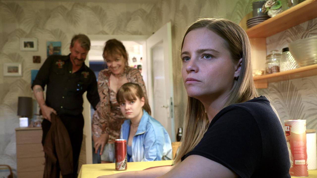 "Tatort: Donuts": Liv Moormann (Jasna Fritzi Bauer, rechts) verzweifelt an ihrer Mutter Jenny (Angelika Richter, 2.v.l.) und Marie (Luisa Böse, 3.v.l.).
