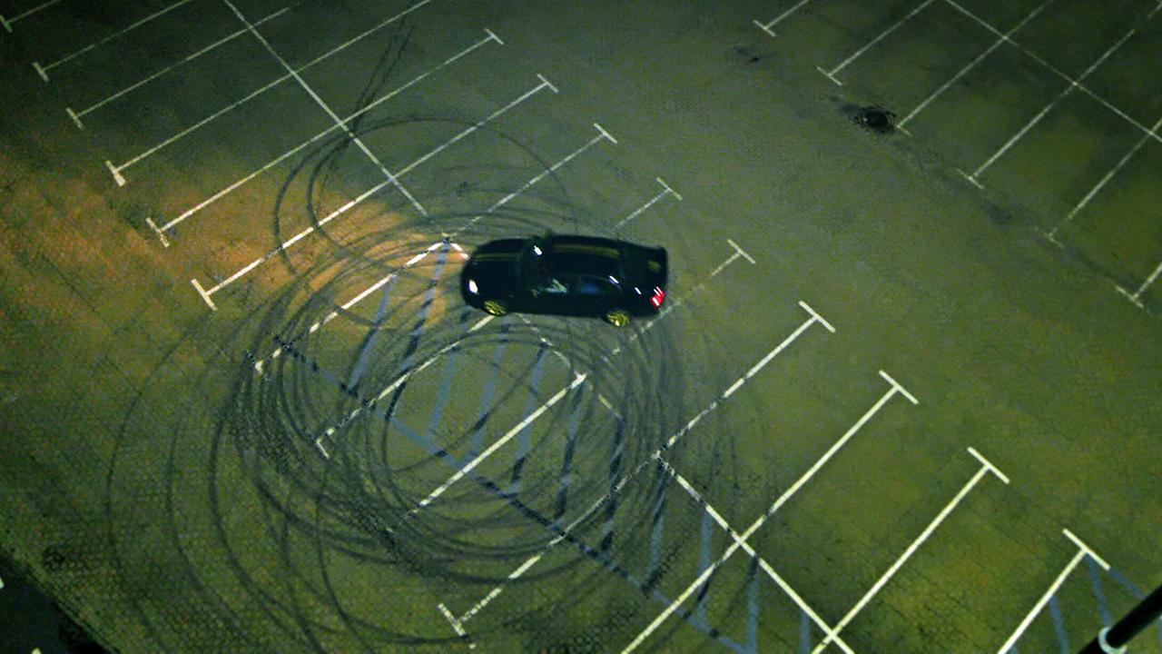 Im „Tatort. Donuts“: Das Auto schlittert mit qualmenden Reifen im Kreis.