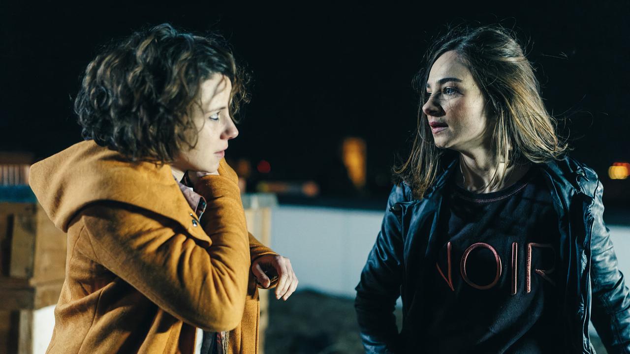"Tatort: Dreams": Marina Eeden (Jara Bihler, rechts) verletzt ihre Freundin Lucy Castaneda (Dorothée Neff) im Streit.