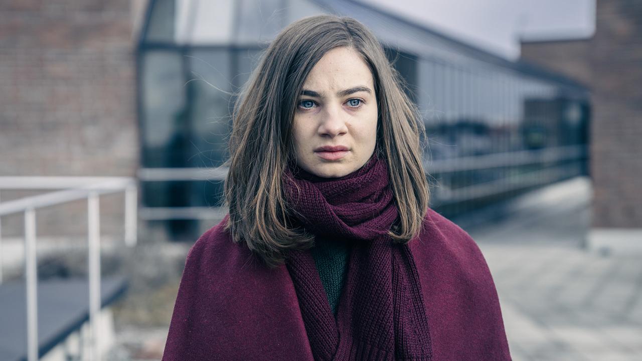 "Tatort: Dreams": Marina Eeden (Jara Bihler) sucht nach Spuren ihrer Freundin Lucy auf dem Dach des Gasteigs.