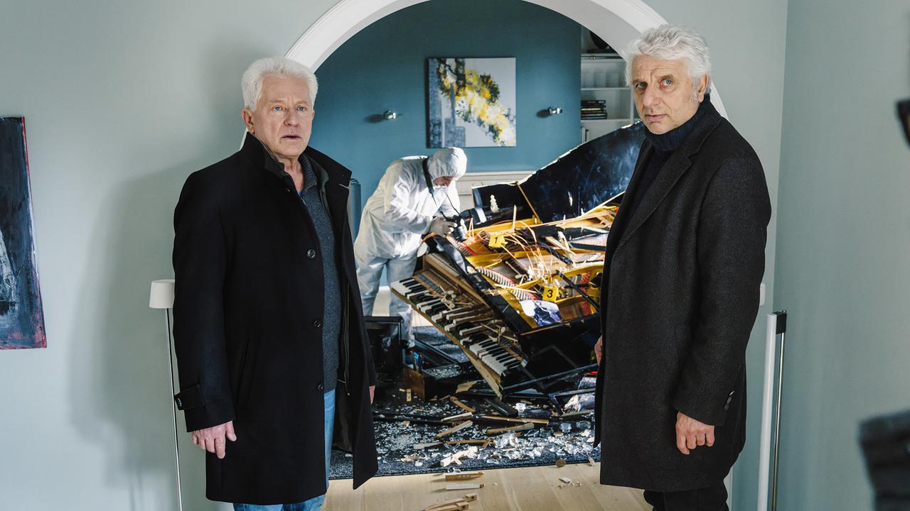 "Tatort: Dreams": Ivo Batic (Miroslav Nemec) und Franz Leitmayr (Udo Wachtveitl) fragen sich, wer den Flügel zerstört haben könnte.
