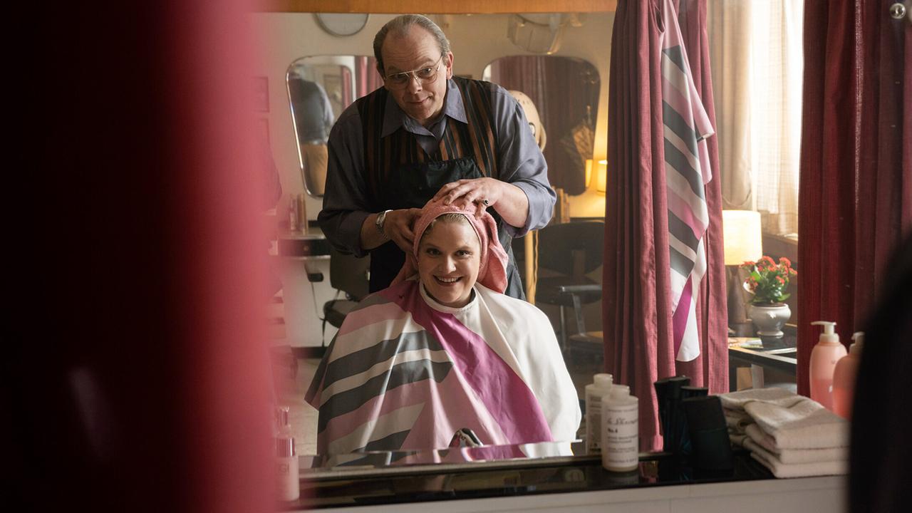 "Tatort: Du bleibst hier": Kommissarin Rosa Herzog (Stefanie Reinsperger) lässt sich im Salon von Martin Engel (Andreas Schröders) die Haare machen.