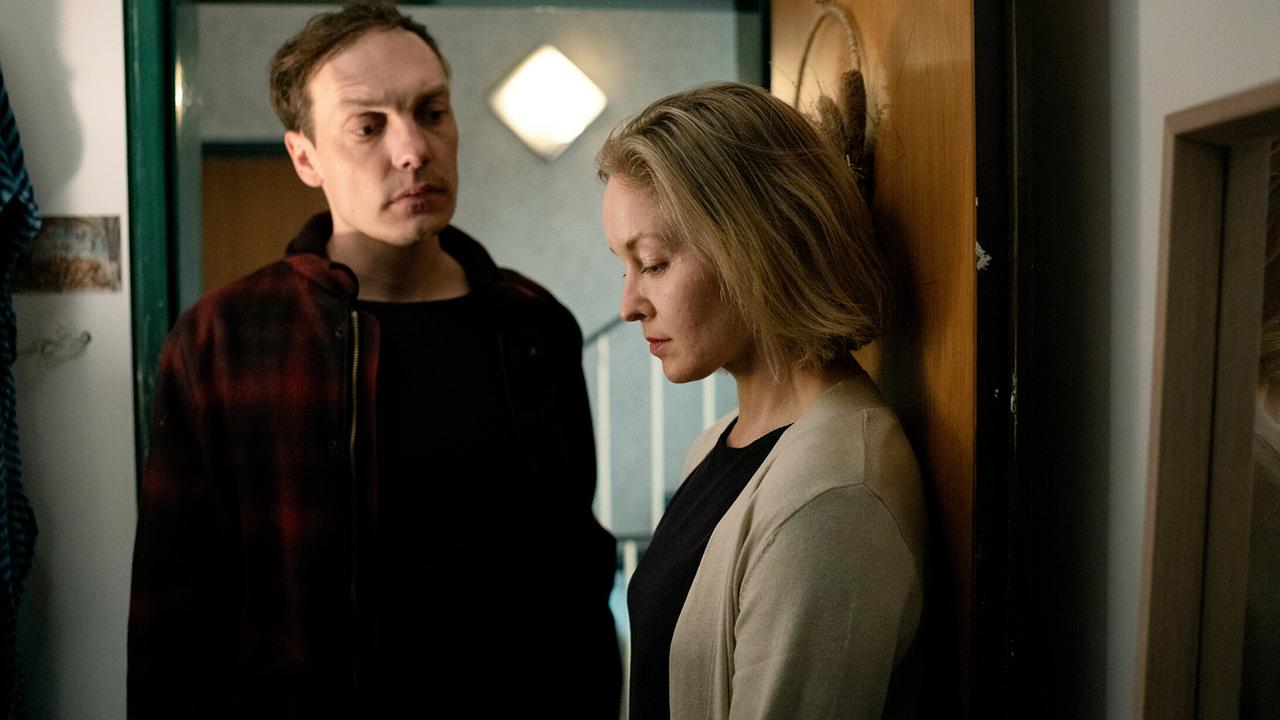 "Tatort: Du bleibst hier": Nikolaj Sorokin (Rafael Stachowiak) und Natalja Richter (Valery Tscheplanowa) haben sich schon vor längerer Zeit getrennt.
