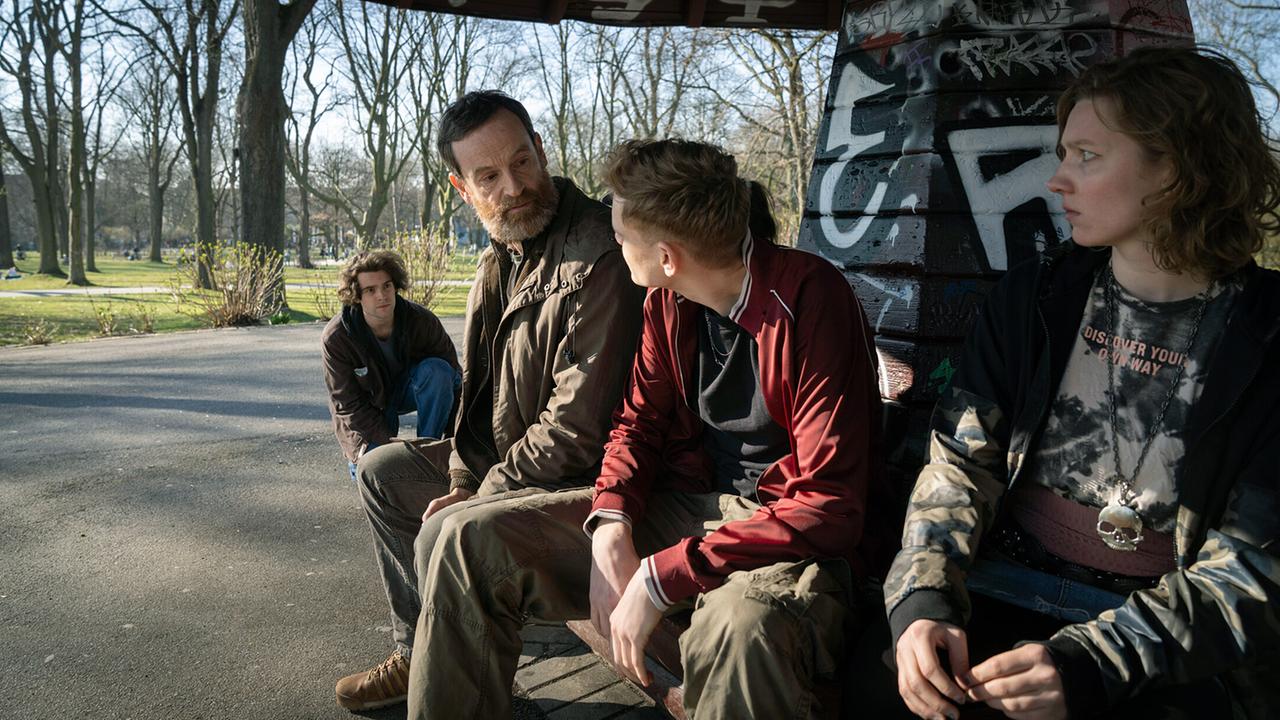 "Tatort: Du bleibst hier": Peter Faber (Jörg Hartmann, 2.v.l.) befragt im Park die Jugendlichen Tarek Hadad (Carl Benzschawel) Lina Köhler (Lea Taake) nach einem Vorfall mit seinem Vater.