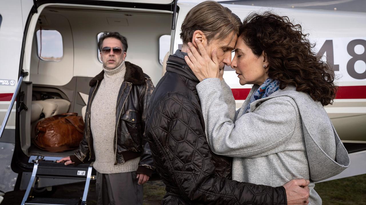 "Tatort: Ein Freund, ein guter Freund": "Wir haben immer noch Münster…“: Friedhelm und Veronika Fabian (Jan Georg Schütte, Proschat Madani) am Flughafen.