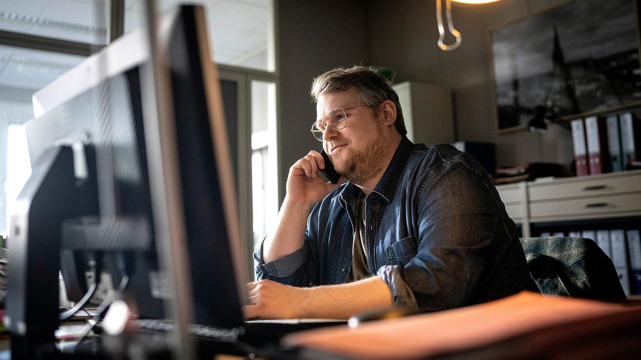 "Tatort: Ein Freund, ein guter Freund": Auf Kommissar Thiels Assistent Mirko Schrader (Björn Meyer) ist Verlass: Er findet heraus, dass auf einem der Handys, die im Büro des ermordeten Rechtsanwalts sichergestellt wurden, nur eine einzige Nummer gespeichert ist. War das die exklusive Leitung zu Mafia-Boss Agostini?