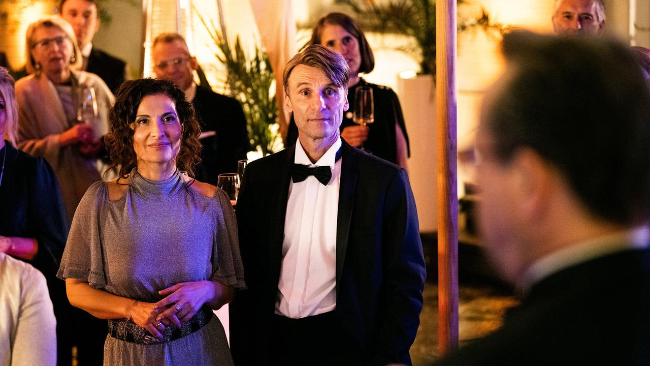 "Tatort: Ein Freund, ein guter Freund": Prof. Boernes beste Freunde Veronika und Friedhelm Fabian sagen Münster Lebwohl. Der erfolgreiche Anwalt (Jan Georg Schütte) und seine Frau (Proschat Madani) (l.) wandern nach Mittelamerika aus.