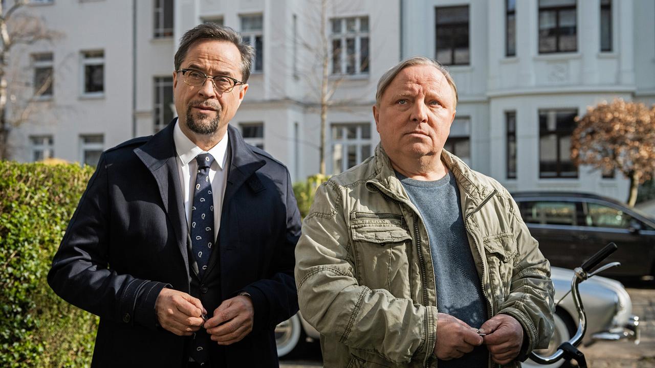 "Tatort: Ein Freund, ein guter Freund": Ob sie es wollen oder nicht: Ihre Wege kreuzen sich immer wieder im Job und auch zuhause. Denn der Rechtsmediziner Prof. Karl-Friedrichs Boerne (Jan Josef Liefers) und Kommissar Frank Thiel (Axel Prahl) wohnen Tür an Tür.