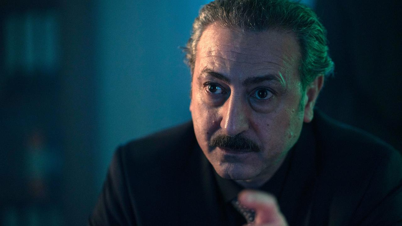 "Tatort: Ein Freund, ein guter Freund": Nino Agostini (Claudio Caiolo) wäscht seine Hände stets in Unschuld. Kein Gericht der Welt kann dem Gangsterboss etwas anhaben. Schon mehrfach haben seine jungen Anwälte Nikolas Weber und Erik Nowak dafür gesorgt, dass er straffrei ausgeht.