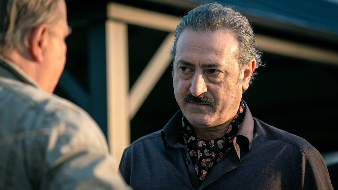 "Tatort: Ein Freund, ein guter Freund": Nino Agostini (Claudio Caiolo) wäscht seine Hände stets in Unschuld. Kein Gericht der Welt kann dem Gangsterboss etwas anhaben. Schon mehrfach haben seine jungen Anwälte Nikolas Weber und Erik Nowak dafür gesorgt, dass er straffrei ausgeht.