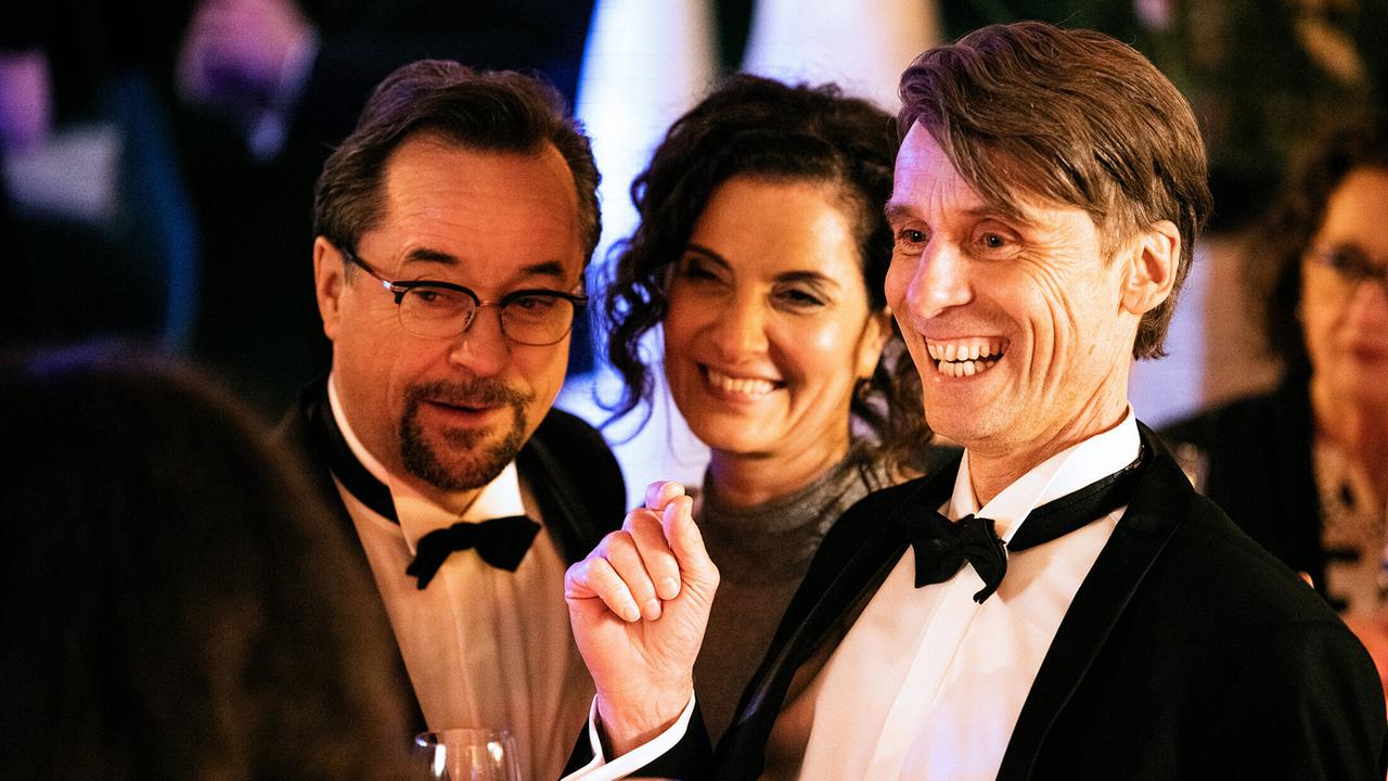 "Tatort: Ein Freund, ein guter Freund": Prof. Karl-Friedrich Boernes (Jan Josef Liefers) beste Freunde Veronika (Proschat Madani) und Friedhelm Fabian (Jan Georg Schütte) sagen Münster Lebwohl. Der erfolgreiche Anwalt und seine Frau wandern nach Mittelamerika aus.