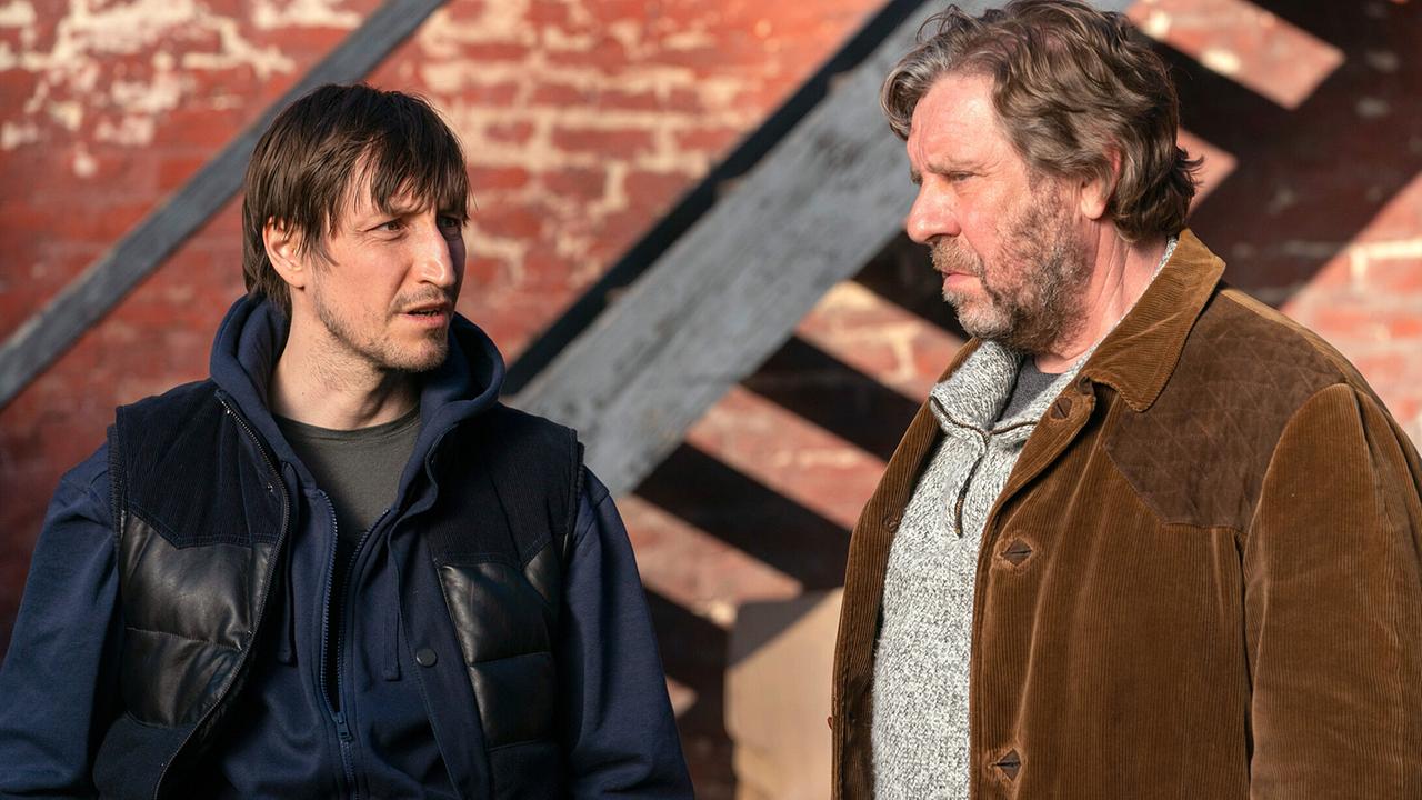 "Tatort: Ein Freund, ein guter Freund": Jochen Nowak (Uwe Rohde, re.) bricht es das Herz, seinen Sohn Erik Nowak (Hendrik Heutmann, li.) in einem so schlechten Zustand zu sehen. Gegen den Rat seiner Ärzte hat er seine Burnout-Therapie abgebrochen und sucht nun Unterschlupf auf dem Hof seines Vaters.