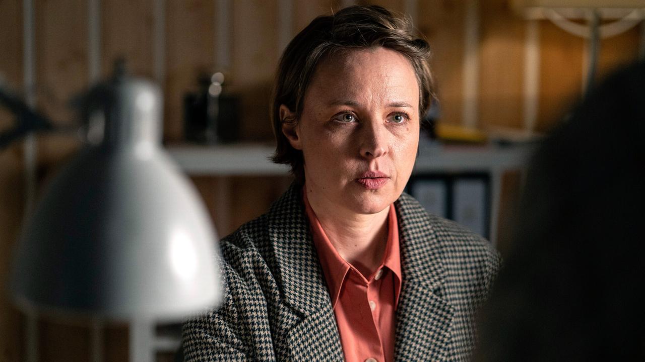 "Tatort: Ein Freund, ein guter Freund": Das wars: Jana Kimmich (Katja Danowski) stehen die Tränen in den Augen. Als Bürokraft hatte sie den Laden bei den jungen Anwälten stets zusammengehalten – auch wenn sie zuletzt nur noch in Teilzeit für die Kanzlei beschäftigt war.