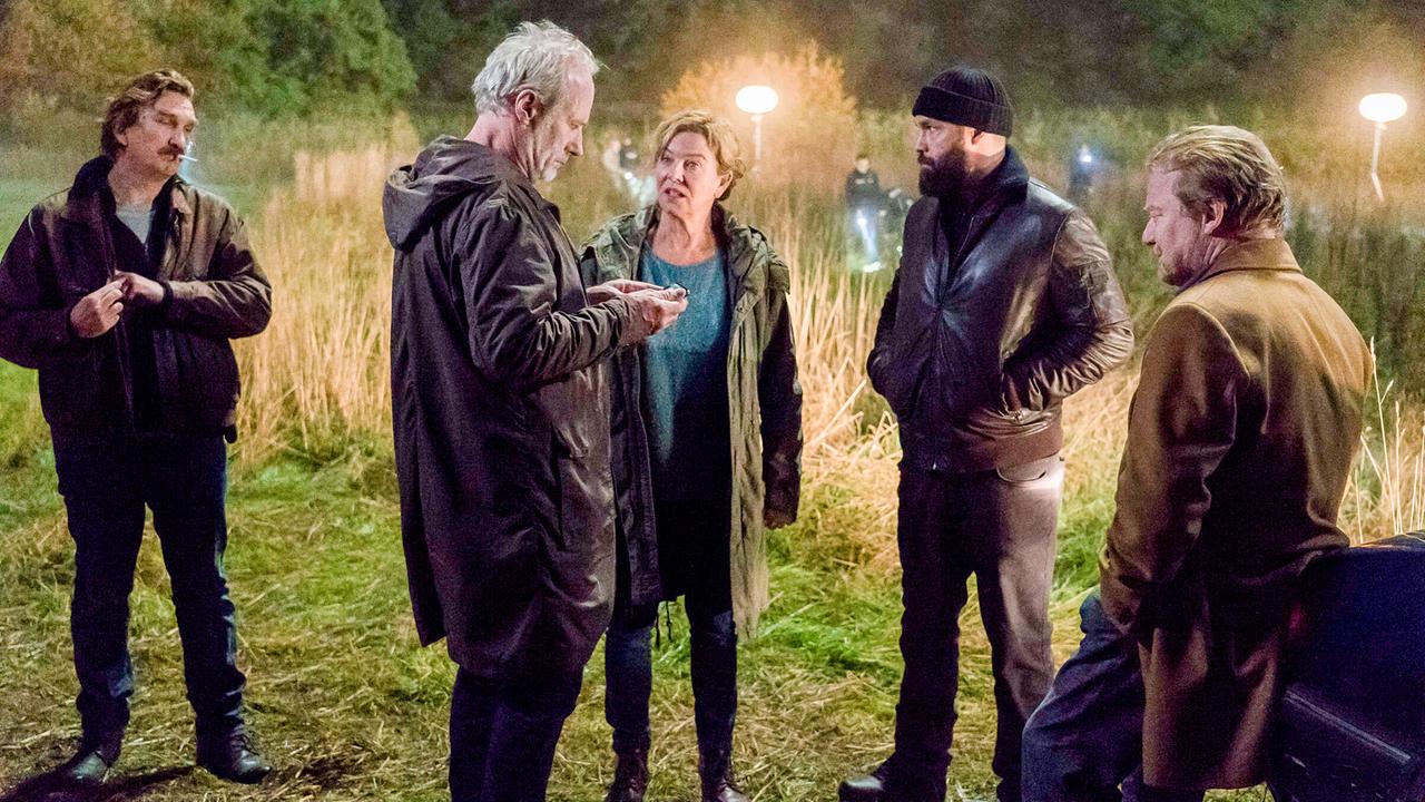 © ORF/HR/U5 Filmproduktion/Christian Lüdecke "Tatort: Erbarmen. Zu spät.": Karsten Antonio Mielke (Glasner), Wolfram Koch (Paul Brix), Margarita Broich (Anna Janneke), Isaak Dentler (Jonas Hauck), Werner Wölbern (Bachmann)