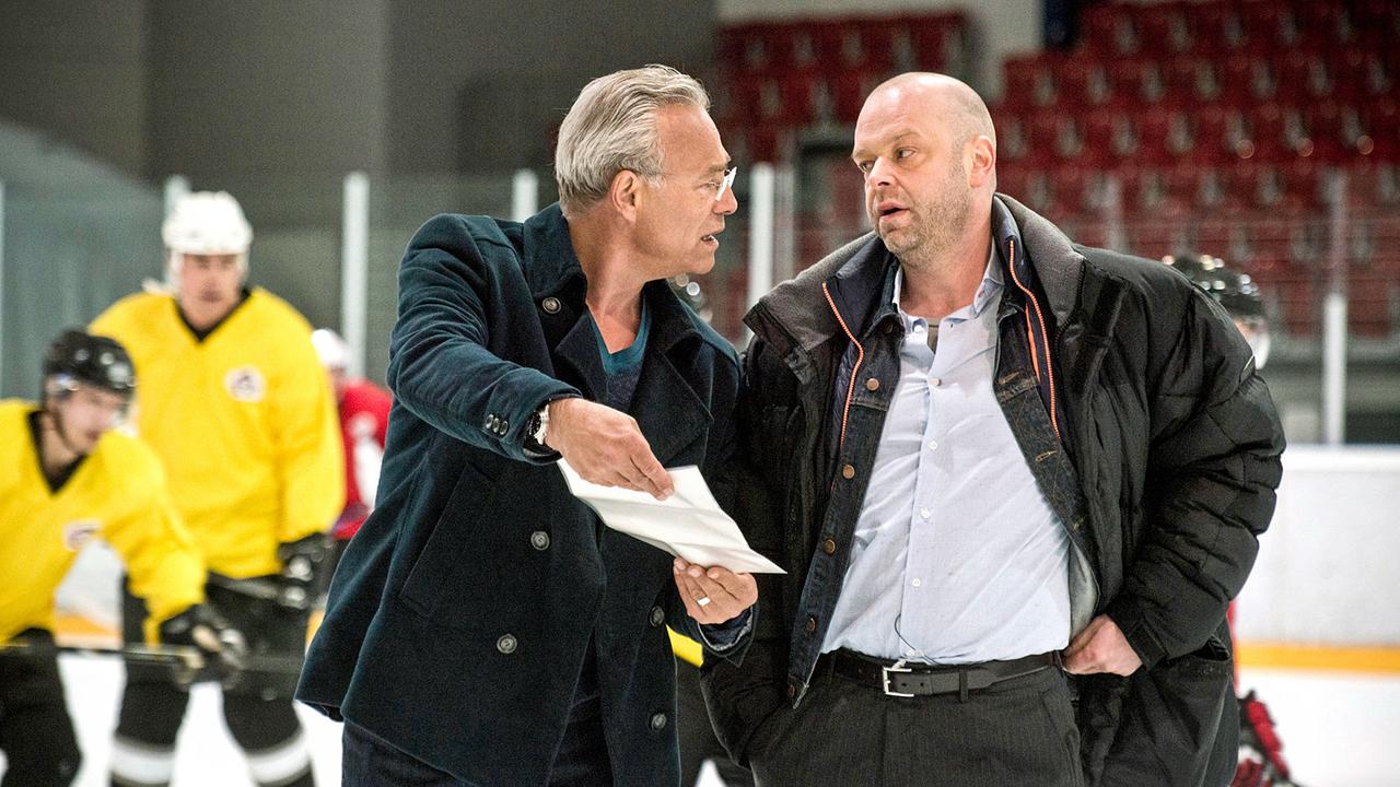 "Tatort: Freddy tanzt": Eishockey-Trainer Günther Baumgart (Robert Gallinowski, r) soll in Leverkusen eine neue Mannschaft aufbauen. Dass Kommissar Max Ballauf (Klaus J. Behrendt, l) ihn ins Visier nimmt, passt ihm gar nicht in den Kram.