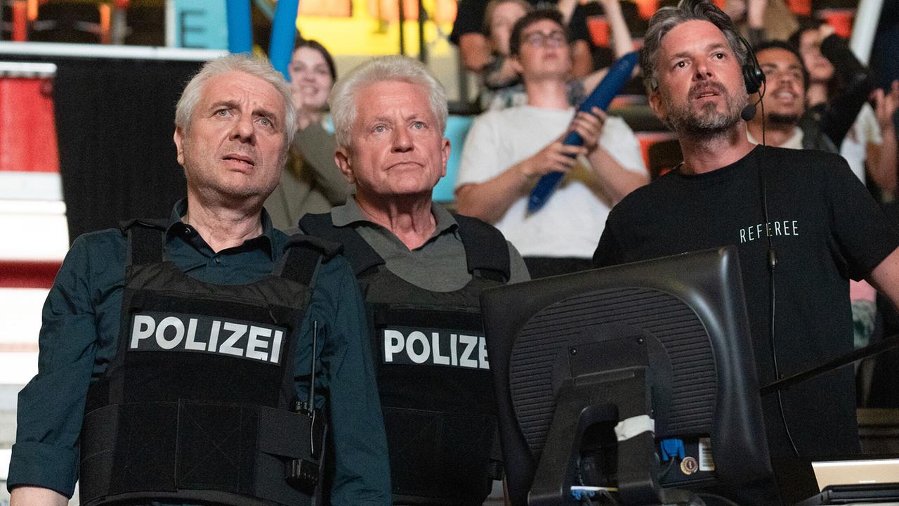 "Tatort: Game Over": Franz Leitmayr (Udo Wachtveitl), Ivo Batic (Miroslav Nemec) und Referee (Danny Rosness)