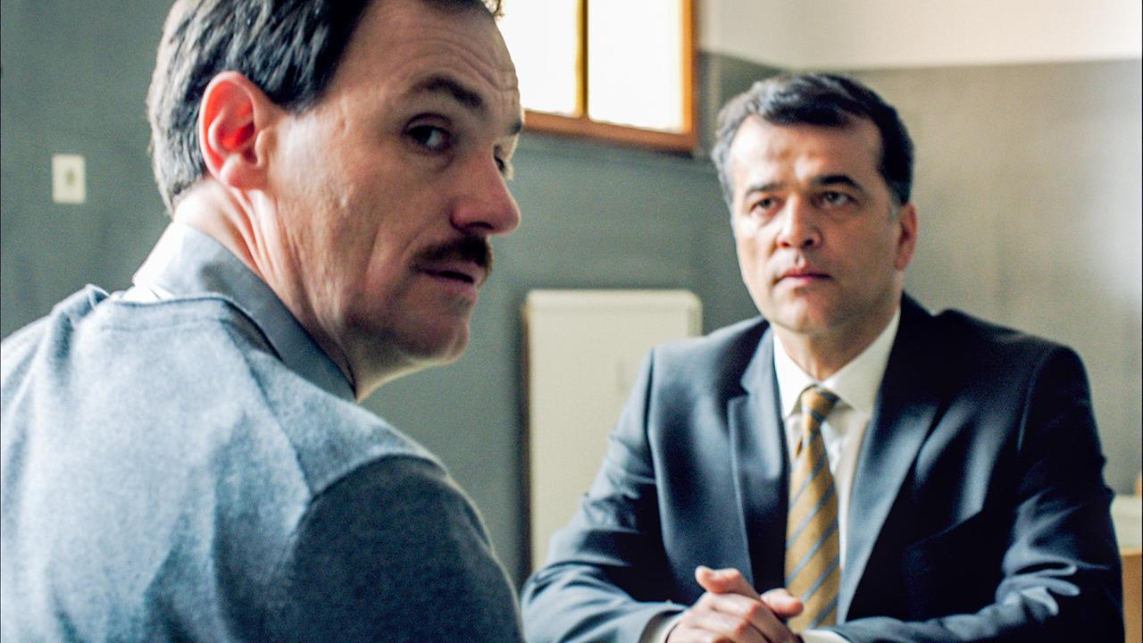 "Tatort: Gier": Firmenanwalt Viktor Perschawa (Michael Masula, re.) stattet Peter Wendler (Anian Zollner) einen Besuch im Gefängnis ab.