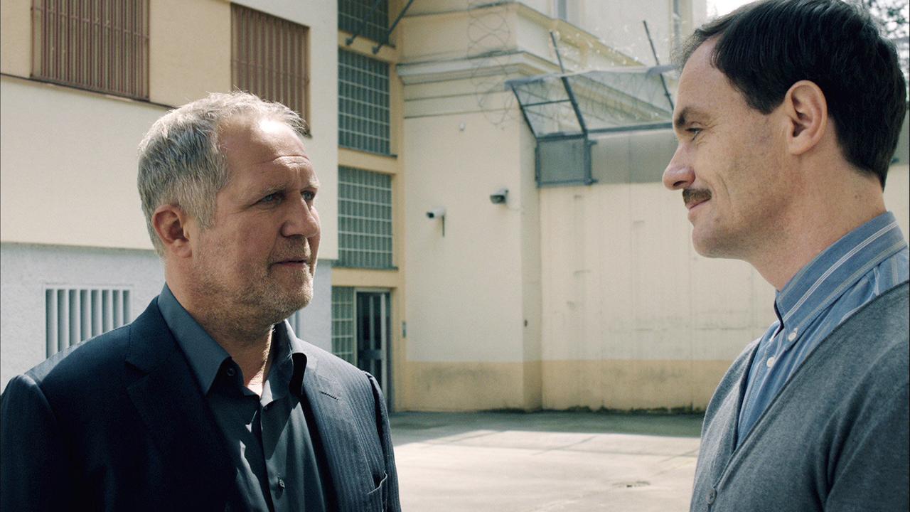 "Tatort: Gier": Moritz Eisner (Harald Krassnitzer, li.) besucht Peter Wendler (Anian Zollner) im Gefängnis, um ihm ein paar unangenehme Fragen zu stellen.