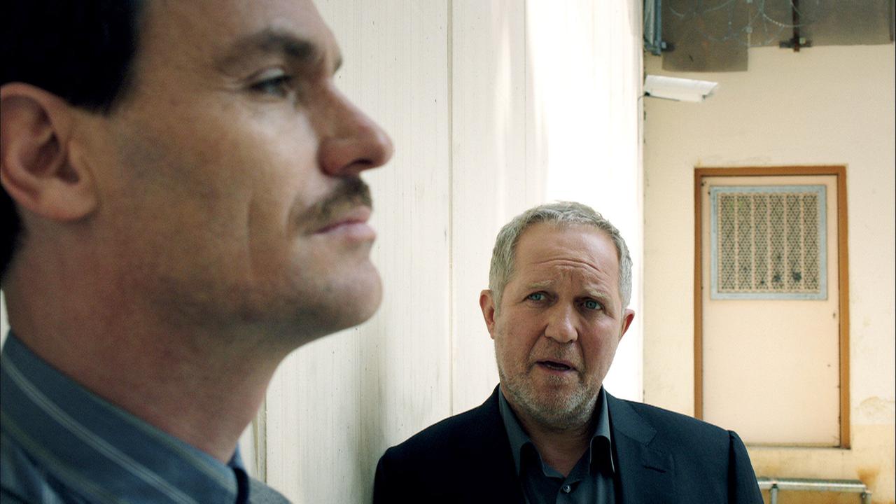 "Tatort: Gier": Moritz Eisner (Harald Krassnitzer, re.) besucht Peter Wendler (Anian Zollner) im Gefängnis, um ihm ein paar unangenehme Fragen zu stellen.