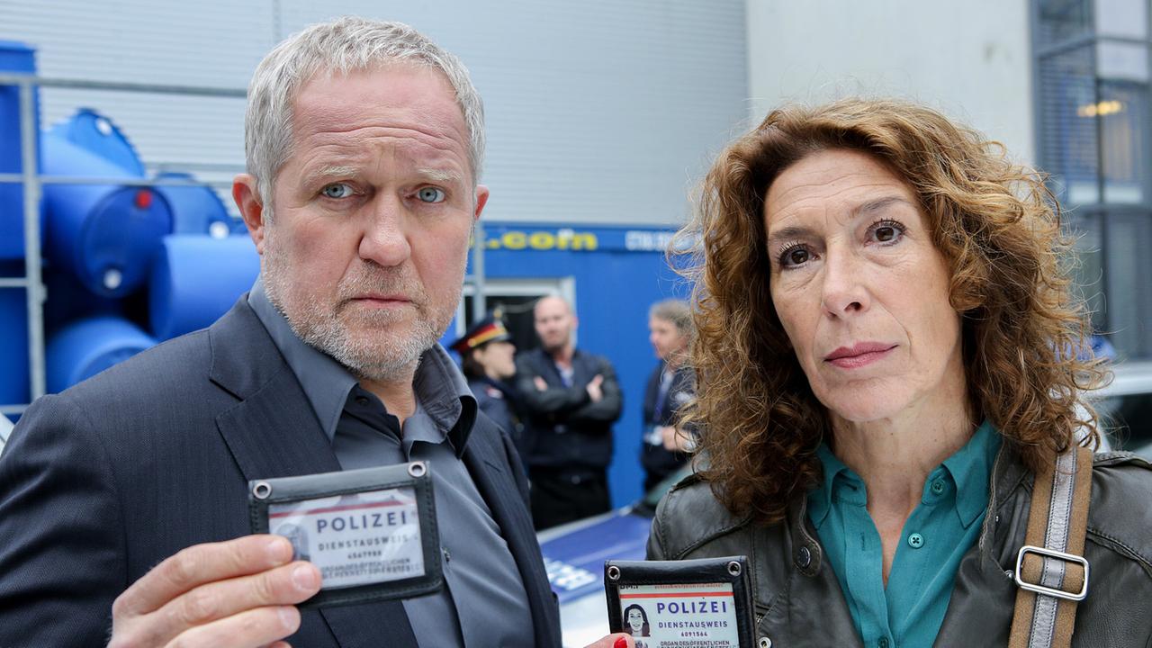 "Tatort: Gier": Moritz Eisner (Harald Krassnitzer) und Bibi Fellner (Adele Neuhauser) bei den Ermittlungen.