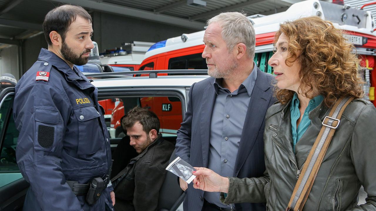 "Tatort: Gier": Anton Noori (Polizist), Eugen Knecht (Helmut Mader), Harald Krassnitzer (Moritz Eisner), Adele Neuhauser (Bibi Fellner).