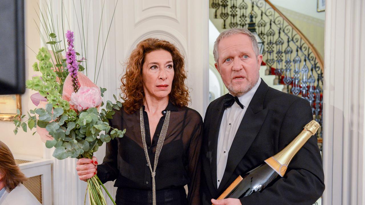 "Tatort: Gier": Eindeutig „overdressed“ erscheinen Bibi (Adele Neuhauser) und Moritz (Harald Krassnitzer) beim Geburtstagsfest ihres Chefs.