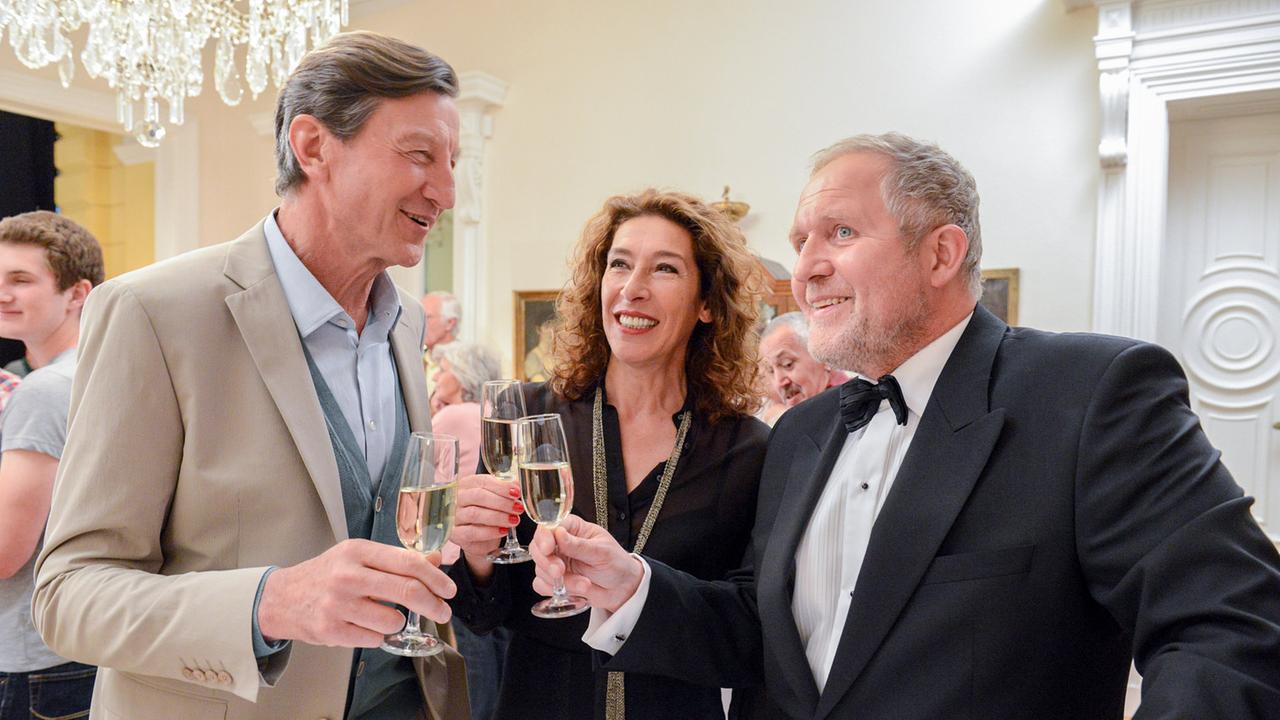"Tatort: Gier": Moritz Eisner (Harald Krassnitzer) und Bibi Fellner (Adele Neuhauser) beim 60. Geburtstag von Sektionschef Ernst Rauter (Hubert Kramar).