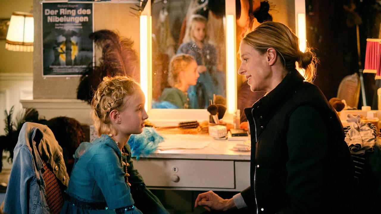 "Tatort: Gold": Lisa Bitter (Johanna Stern) mit ihren Töchtern Liv und Ivy (Liv Zirkel und Ivy Zirkel)