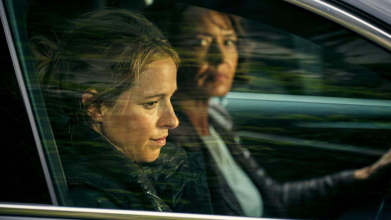 "Tatort: Gold": Haben eine unangenehme Aufgabe hinter sich gebracht: Lena Odenthal (Ulrike Folkerts) und Johanna Stern (Lisa Bitter)