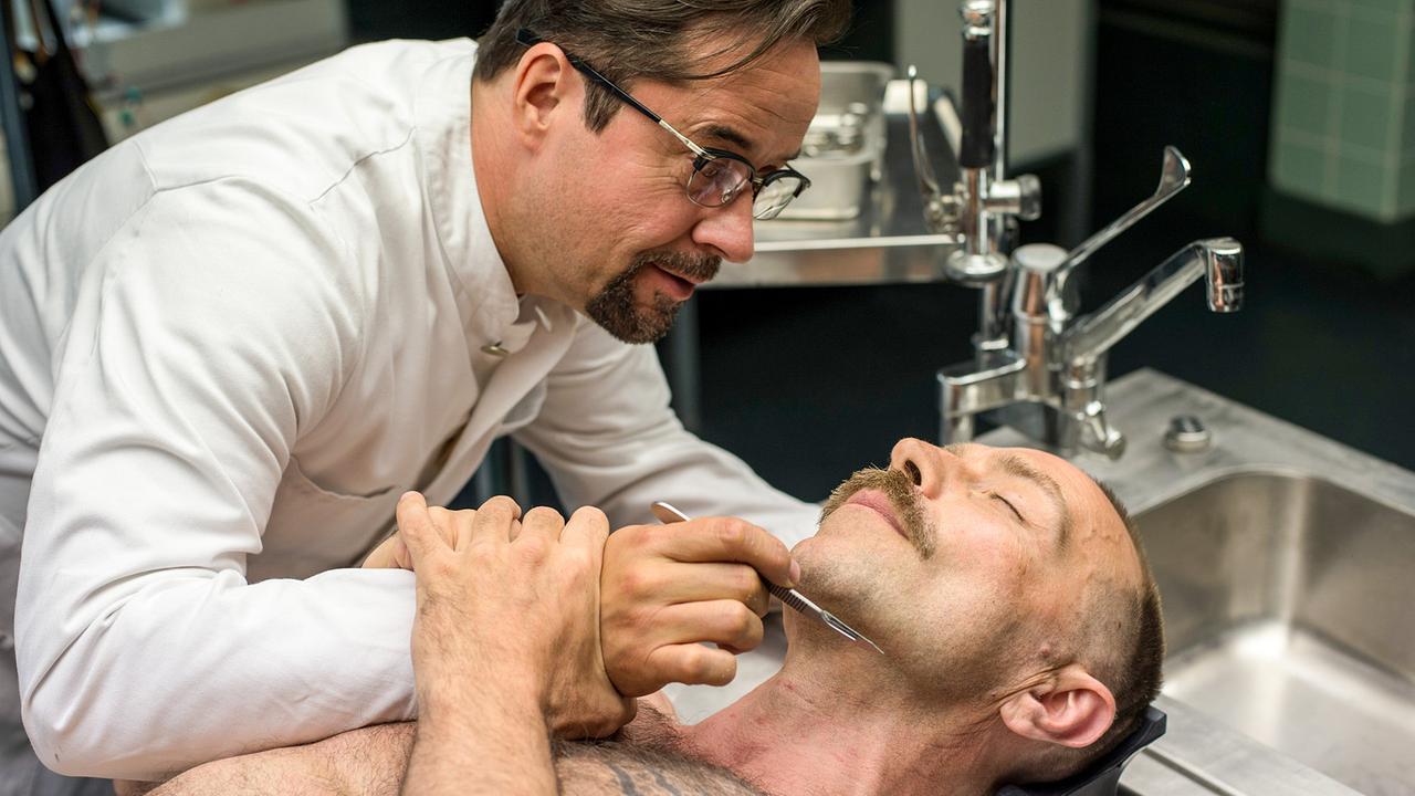 "Tatort: Gott ist auch nur ein Mensch": Grenzgänger: Aktionskünstler Zoltan Rajinovic alias G.O.D. (Aleksandar Jovanovic, rechts) stattet Prof. Karl-Friedrich Boerne (Jan Josef Liefers, links) einen Besuch in der Rechtsmedizin ab. Die Nähe zum Tod scheint ihn zu reizen.