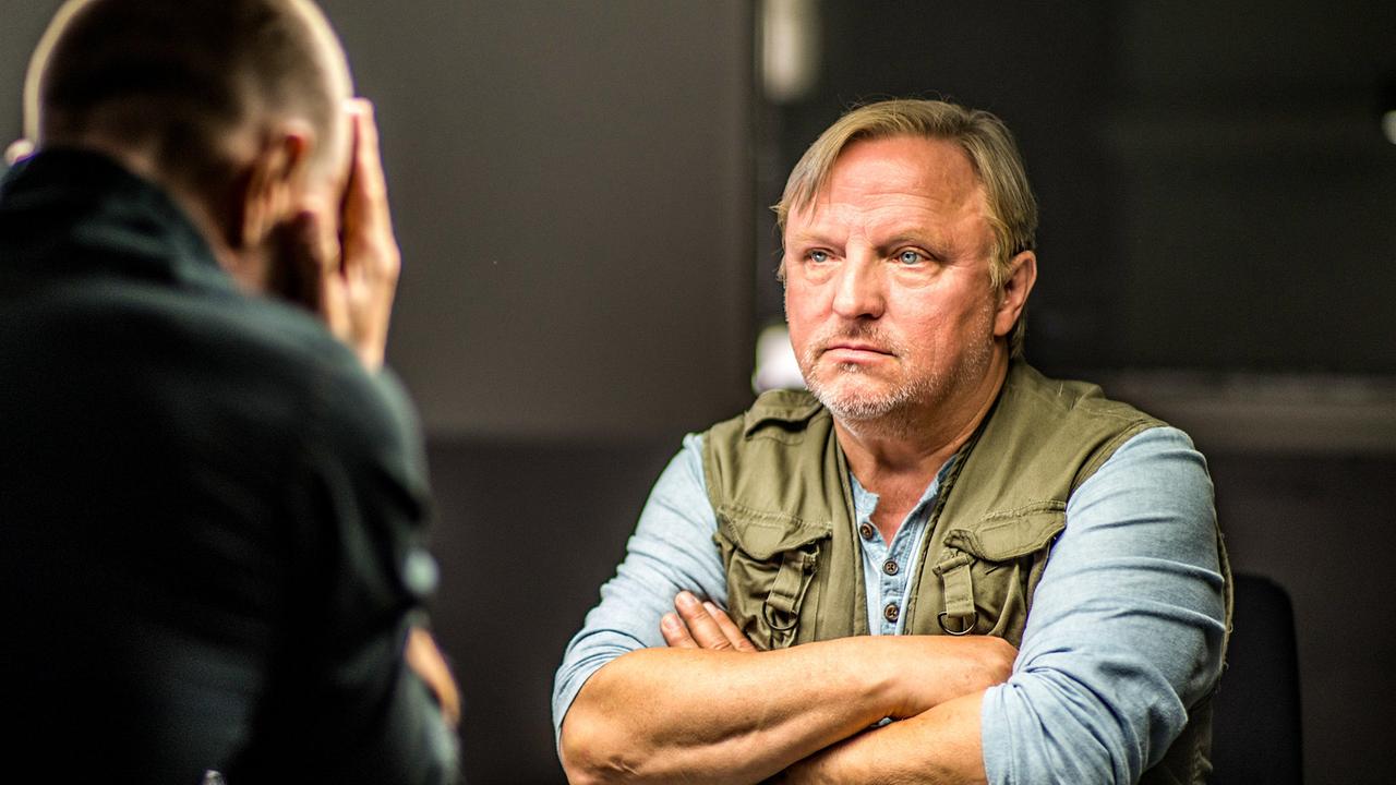 "Tatort: Gott ist auch nur ein Mensch": Aktionskünstler Zoltan Rajinovic alias G.O.D. (Aleksandar Jovanovic, links) unter Verdacht: Kommissar Frank Thiel (Axel Prahl, rechts) verhört ihn.