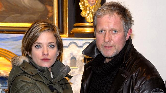 © ORF/Satel-Film/Andreas Fischer Muriel Baumeister und Harald Krassnitzer, beide in Winterjacken, stehen vor Kunstobjekten.