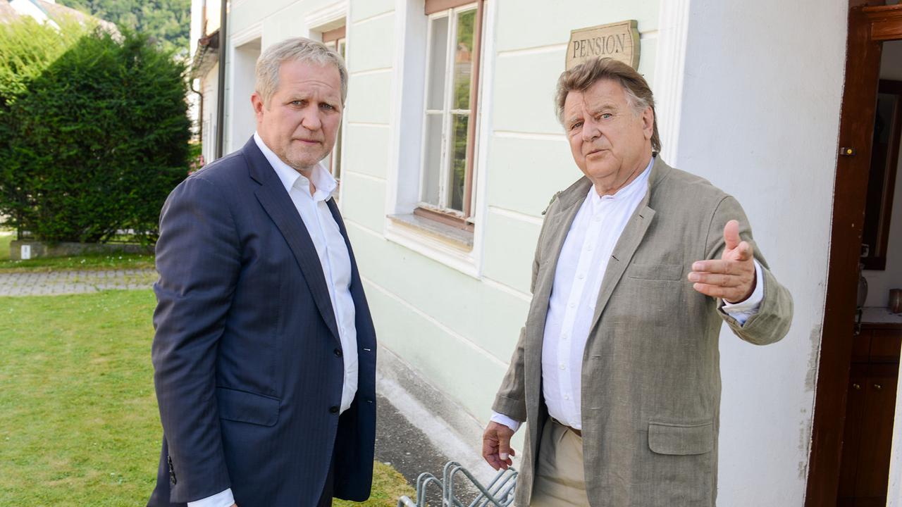 "Tatort - Grenzfall": Der Abgeordnete Josef Karger (Lukas Resetarits) versucht Moritz Eisner (Harald Krassnitzer) vom wahren Hintergrund der Ereignisse abzulenken.