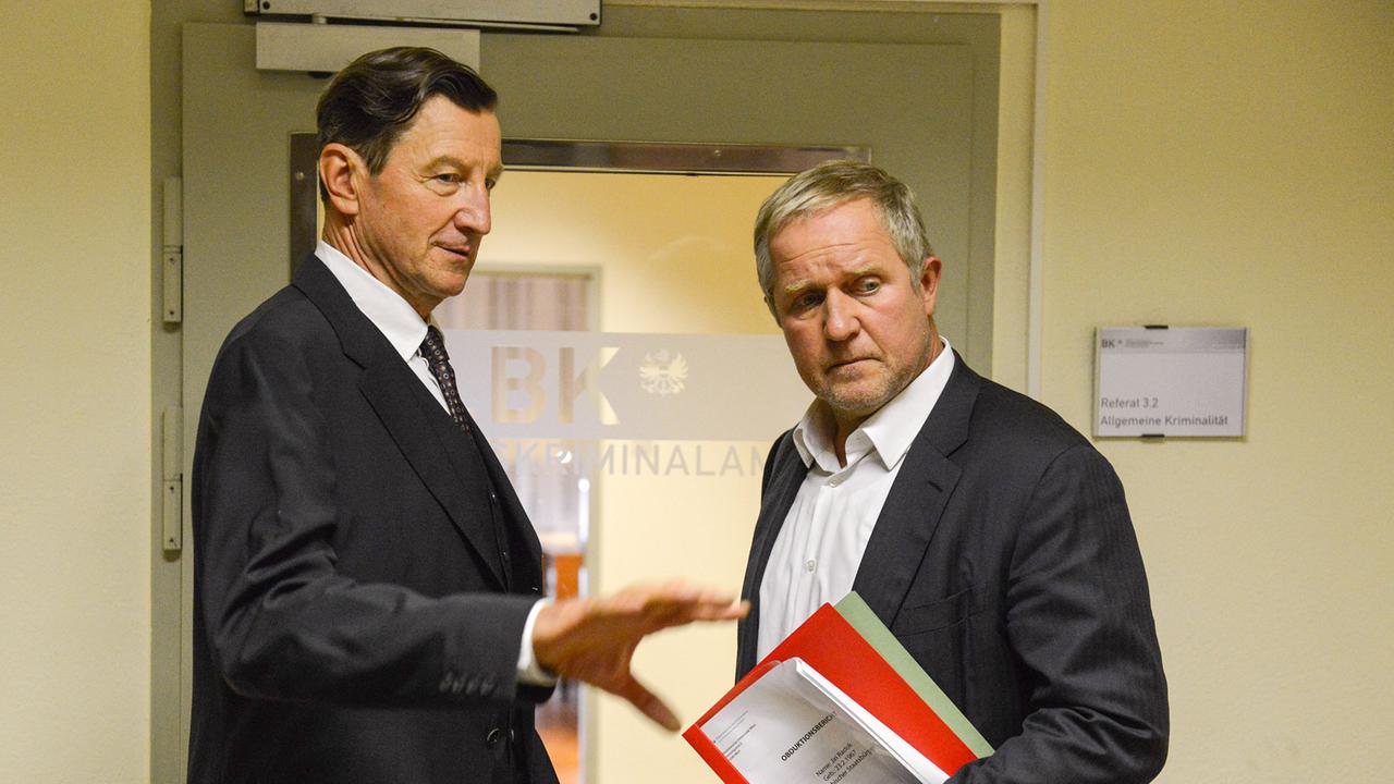 "Tatort - Grenzfall": Sekt.Chef Rauter (Hubert Kramar) soll Moritz (Harald Krassnitzer) den Fall abnehmen und an die Abteilung Verfassungsschutz weitergeben.