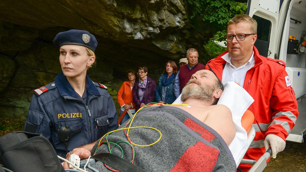 "Tatort - Grenzfall": Fritz Gassinger (Charly Rabanser) wird nach einem Mordanschlag verletzt abtransportiert.