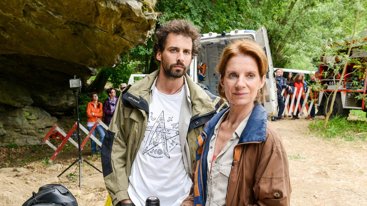 "Tatort - Grenzfall": Die Archäologin Prof. Thiele-Voss (Andrea Clausen) und ihr Assistent (Marcel Mohab) haben einen toten Kanufahrer geborgen.