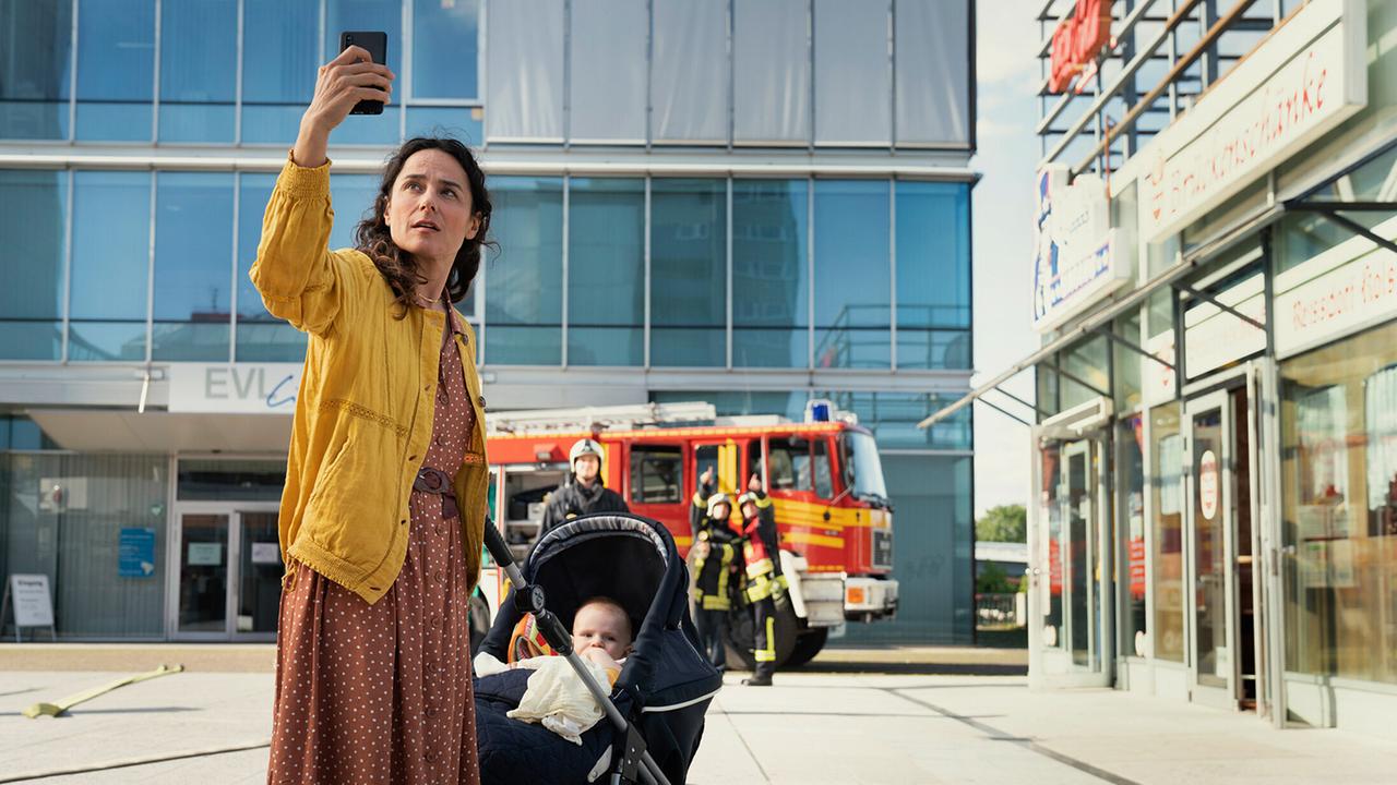 "Tatort: Heile Welt": Nathalie Köhler (Sotiria Loucopoulos) ist eine junge Mutter, die in der Gerbersiedlung lebt und die Löscharbeiten beobachtet - Fotos davon postet sie im Internet.