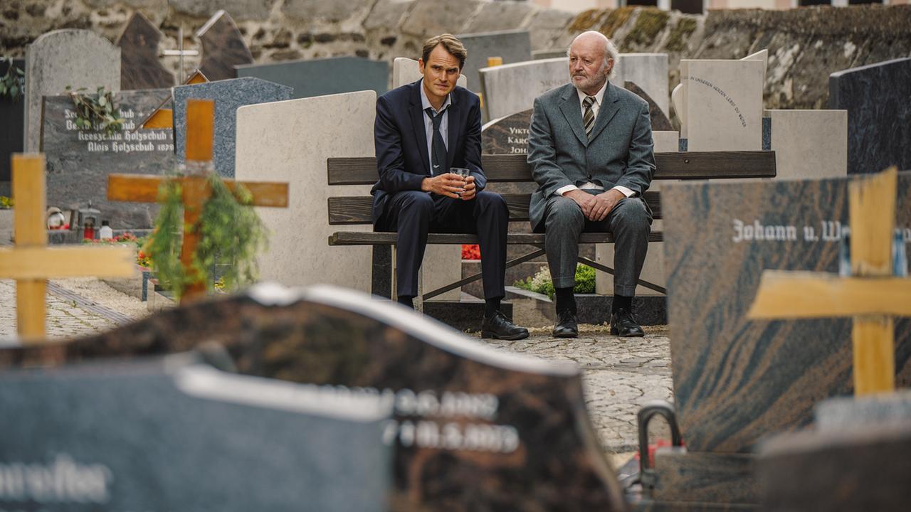 "Tatort: Hochamt für Toni": Felix Voss (Fabian Hinrichs, links) und Manfred Schmid (George Meyer-Goll) auf dem Friedhof