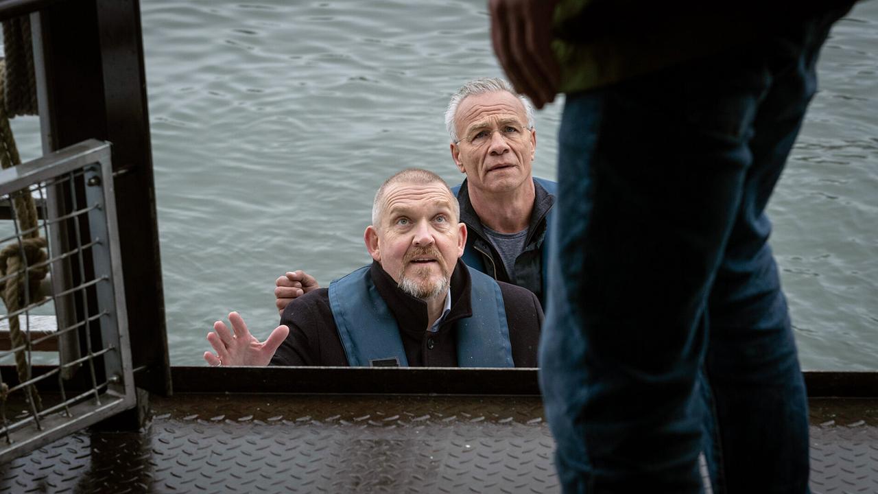 "Tatort: Hubertys Rache": Die Kommissare Freddy Schenk (Dietmar Bär, l) und Max Ballauf (hinten) sind mit einem Boot der Wasserschutzpolizei zu Daniel Huberty gebracht worden. Der Ex-Lehrer hat ein Ausflugsschiff auf dem Rhein entführt.