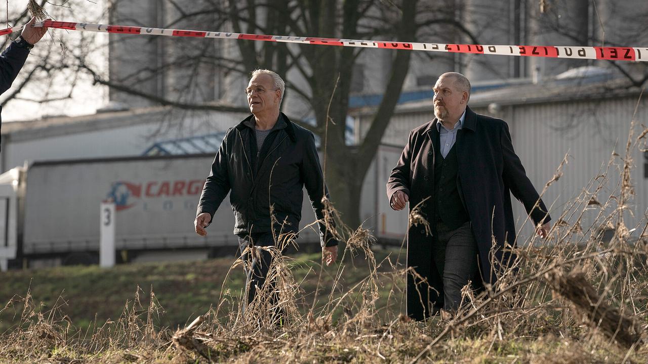 "Tatort: Hubertys Rache": Max Ballauf (Klaus J. Behrendt, l) und Freddy Schenk (Dietmar Bär, r) auf dem Weg zum Fundort: Am Rheinufer wurde eine Leichs angespült.