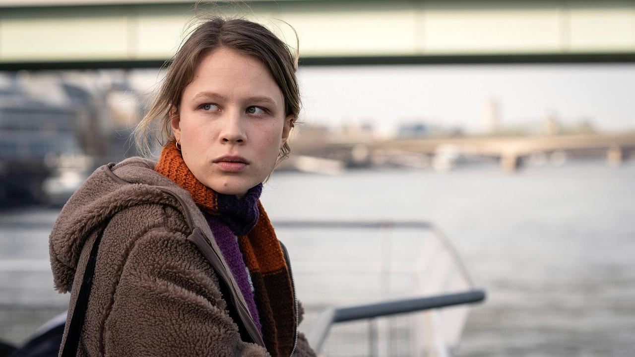 "Tatort: Hubertys Rache": Amelie Poulsen (Anna Bachmann) ist an ihrem Geburtstag an Bord des Rheinschiffes "Agrippina", zusammen mit ihrer Mutter. Unter den Passgieren befindet sich auch ein Entführer.