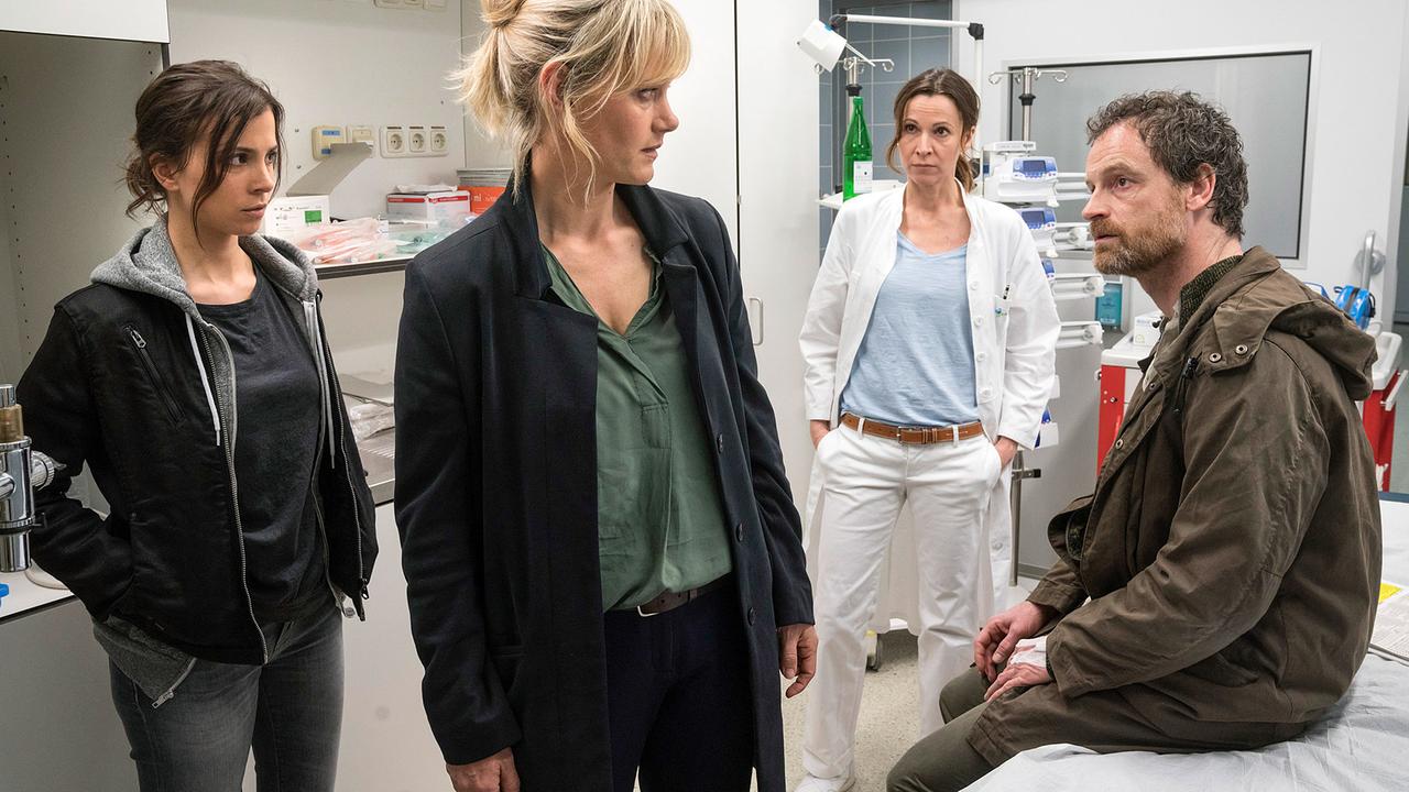 "Tatort: Inferno": Nora Dalay (Aylin Tezel), Martina Bönisch (Anna Schudt) sind irritiert über ihren Vorgesetzten Peter Faber (Jörg Hartmann). Er musste die Hilfe von Dr. Andrea Müller-Seibel (Doris Schretzmayer) in Anspruch nehmen.