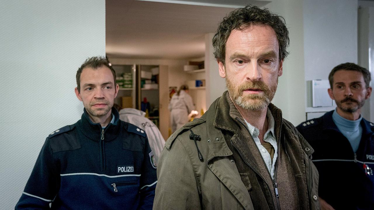 "Tatort: Inferno": Gerade angekommen am Tatort: Kommissar Peter Faber (Jörg Hartmann), in einem Ruheraum der Notfallambulanz des Klinikum Dortmund.
