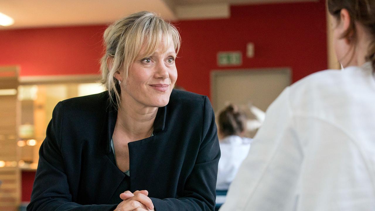 "Tatort: Inferno": Kommissarin Martina Bönisch (Anna Schudt) spricht in der Krankenhaus-Caféteria mit Dr. Andrea Müller-Seidel (Doris Schretzmayer) über die Tote Dr. Mohnheim.